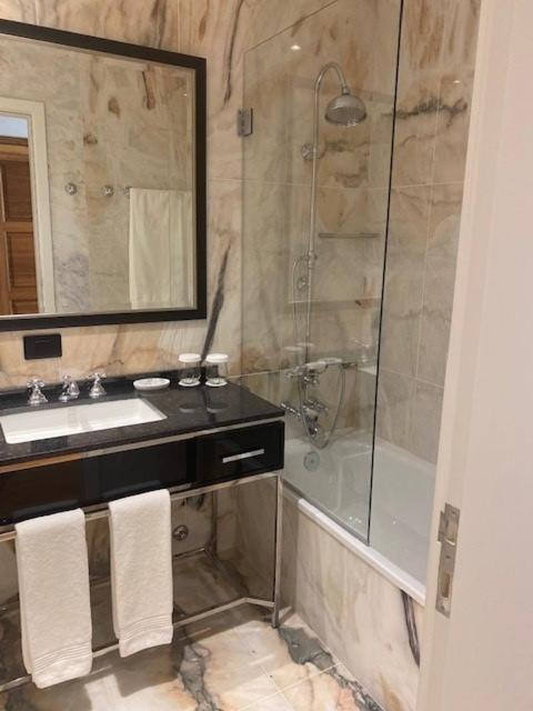 Solar Do Requeijo By Luna Hotels & Resorts Arcos de Valdevez Eksteriør bilde A shower enclosure with a sliding door